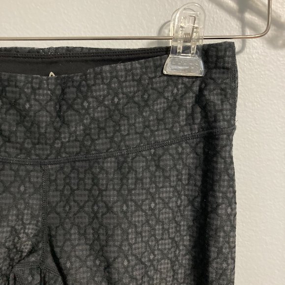 Prana Capris Leggings Black Geometric Patterned Ruching Size XS Key Pocket - Picture 2 of 10